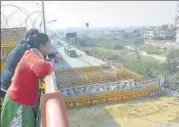  ?? SAKIB ALI /HT PHOTO ?? Women look at the police barricades placed at the border to stop protesters from entering the Capital.