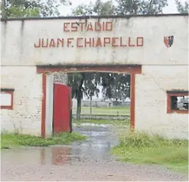  ??  ?? Humilde. La puerta del club que tiene un gran premio por el Pipa.