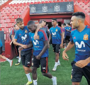  ??  ?? BUEN AMBIENTE. Brais Méndez y Pape Cheikh bromean antes del entrenamie­nto de ayer en Albacete.