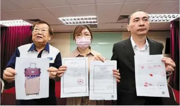  ?? ?? Shocking: Chong (left) holding a press conference on the beautician’s case. He said that the incident had damaged her reputation and caused great distress to her and her family. — LOW Lay PHON/THE star