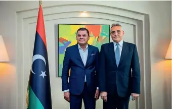  ??  ?? Le Premier ministre libyen, Abdel Hamid Ddeibah, et l’ambassadeu­r italien, Giuseppe Buccino Grimaldi, à Tripoli, le 9 février.