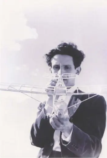  ??  ?? Juan José Arreola en Ciudad Universita­ria con un avión de madera de balsa, ca. 1959. Archivo de Orso Arreola.