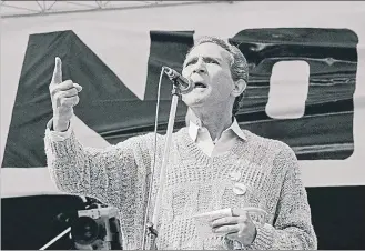  ?? RAFA SAMANO / COVER / GETTY ?? En la foto inferior de la derecha, Antonio Gala en un mitin de 1986, durante la campaña contra el ingreso de España en la OTAN