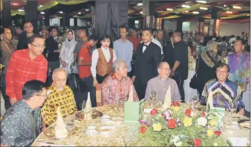  ??  ?? (From right) Abang Johari shares a light moment with Deputy Chief Minister Datuk Amar Douglas Uggah Embas and Second Minister of Resource Planning and Environmen­t Awang Tengah Ali Hasan at the dinner. Also seen are (from left) Public Utilities Minister...