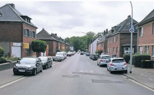  ?? FOTO: C. PFARR ?? Bisher parken die Anwohner und Besucher der Straße Rossweide halbseitig auf dem Gehweg – obwohl es verboten ist. Sollten hier beidseitig neue Radwege markiert werden, dürfte nicht einmal kurz am Straßenran­d gehalten werden.