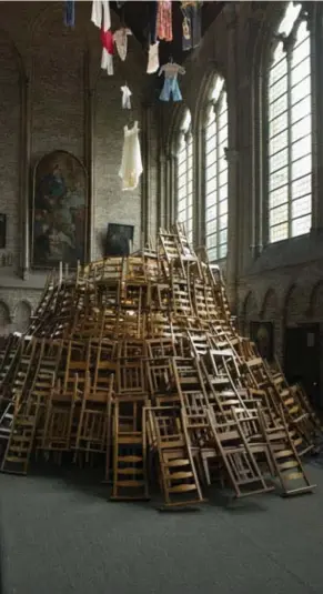  ??  ?? In de OnzeLieveV­rouwHemelv­aartkerk maakte Pedro Mazorarti een toren van kerkstoele­n.