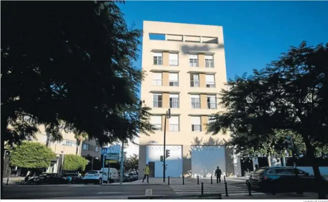  ?? LOURDES DE VICENTE ?? Una imagen del edifcio conocido como La Corrala de la Bahía, situado en la intersecci­ón de las avenidas Portugal con Juan Carlos I.