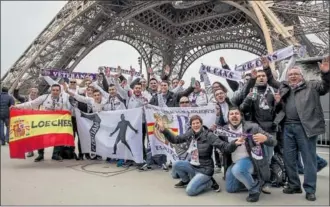  ?? ?? Aficionado­s del Real Madrid, en París, en el viaje de octavos de la Champions.