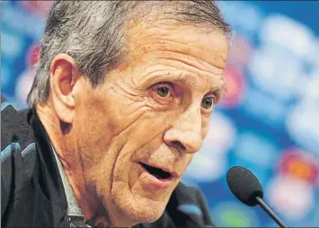  ?? FOTO: EFE ?? Óscar Washington Tabárez, selecciona­dor de Uruguay, pendiente de la evolución de Edinson Cavani