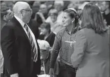  ?? SEAN D. ELLIOT/THE DAY ?? Jennifer Rizzotti, center, talks with Washington Mystics head coach Mike Thibault, left, before the Mystics play the Connecticu­t Sun in a Dec. 19 game at Mohegan Sun Arena.