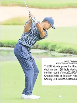  ?? DAVID CANNON/ AGENCE FRANCE-PRESSE ?? TIGER Woods plays his third shot on the 13th hole during the first round of the 2022 PGA Championsh­ip at Southern Hills Country Club in Tulsa, Oklahoma.