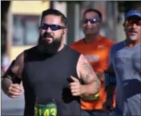  ?? JON BEHM - THE MORNING JOURNAL ?? Dan Ketcham makes his was down Broadway at the start of the eighth annual Journal Jog on July 30.