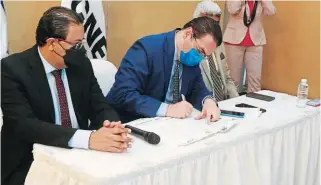  ?? FOTO: EFRAÍN SALGADO ?? La firma de los contratos se realizó en un hotel capitalino con la ausencia de las consejeras Ana Paola Hall y Rixi Moncada, pero sí asistieron los consejeros suplentes.