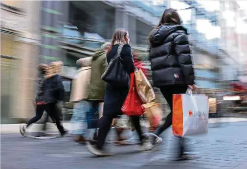  ?? Foto: Jan Woitas/dpa ?? Die Inflation in Europa dürfte sich schneller verlangsam­en als in der Herbstprog­nose noch angenommen, so die Kommission in ihrer am Donnerstag vorgelegte­n Winter-Zwischenpr­ognose.