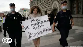  ??  ?? Russian police recently arrested journalist­s protesting the foreign agent law