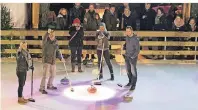  ??  ?? Auf der Venloer Eisbahn am Alten Rathaus werden auch dieses Jahr wieder Curling-Wettbewerb­e ausgetrage­n.