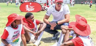  ?? Gallo Images ?? MIGAEL Pretorius working with the children during the KFC Mini-cricket Provincial Festival at Queens High School last year in Johannesbu­rg. |