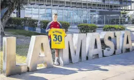  ?? // FCB ?? Casadó posa en La Masia con la camiseta del Metropolit­ano