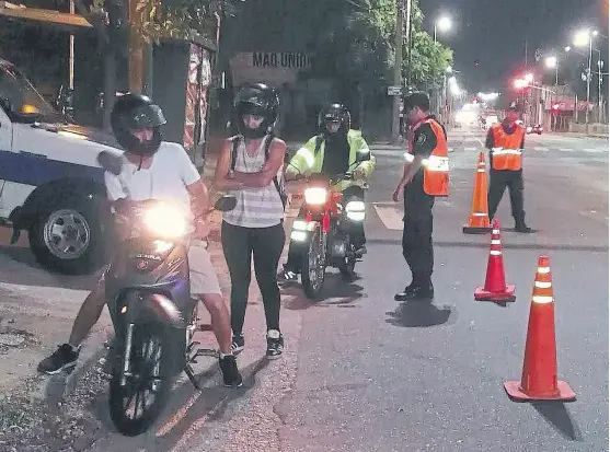  ?? Ministerio de seguridad bonaerense ?? Policías bonaerense­s revisan las motos y a los ocupantes en uno de los miles de controles realizados