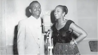  ??  ?? Joseíto Mateo junto a Celia Cruz en CMQ Radio La Habana en 1950.