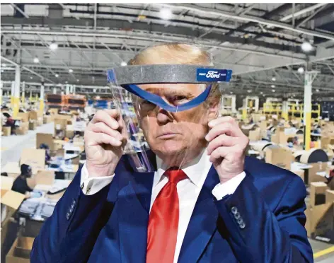  ?? FOTO: DANIEL MEARS/DETROIT NEWS/DPA ?? Nur kurzzeitig trug US-Präsident Donald Trump beim Besuch des Ford-Werks in Ypsilanti eine Gesichtsma­ke.