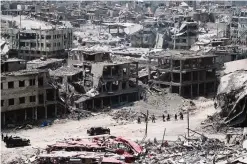  ??  ?? BAGHDAD: This file photo shows Iraqi forces walking amidst the destructio­n in Mosul’s Old City. —AFP