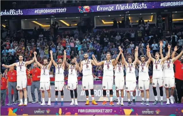  ??  ?? INDESTRUCT­IBLES. España celebra en el podio su medalla de bronce en el Eurobasket minutos después de ganar a Rusia.