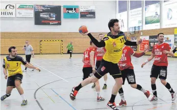  ?? ARCHIV-FOTO: KARL-HEINZ BODON ?? Istvan Gaspar und der TSV Bad Saulgau müssen heute mindestens einen Punkt holen, besser zwei, um nicht schon jetzt für die Landesliga planen zu können.