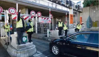  ??  ?? Une cinquantai­ne de «gilets jaunes cagnois» au rond-point de l’entrée de l’A ont maintenu le péage gratuit de  heures à  heures pour le bonheur des automobili­stes. (Photo L. Q.)