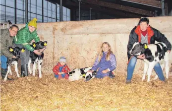  ?? FOTO: GÖTZ ?? Auch die Kinder der Familie (links Elke Ruoß, rechts Angi Schirmer) haben sichtlich ihre Freude an den vier Heiligaben­d-Kälbchen.