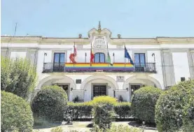  ?? ?? Medellín El balcón del ayuntamien­to también luce los colores LGTBI. ▷