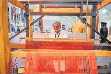  ?? DEEPAK GUPTA/HT PHOTO ?? ▪ A weaver from Barabanki attending the exhibition at the ODOP Summit in Lucknow on Friday.