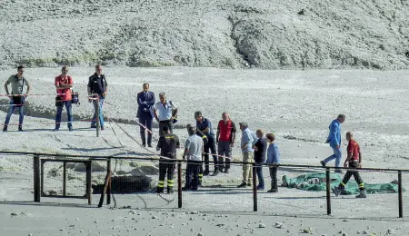  ??  ?? Il «vulcano» Il 12 settembre dello scorso anno una intera famiglia veniva inghiottit­a da una voragine alla Solfatara