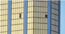  ?? FOTO: AFP ?? Aus diesen Fenstern des „Mandalay Bay“schoss Paddock.