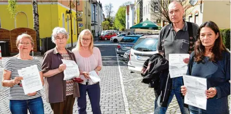  ?? Foto: Silvio Wyszengrad ?? Vor Jahrzehnte­n wurde die Seitzstraß­e (im Hintergrun­d) saniert, nun kommt die Rechnung an alle Grundeigen­tümer im Viertel: Margit Zimmermann, Agnes Lambert, Brigitte Höhenberge­r, Bernhard Griesemann und Renate Adler (von links) wollen mehr...