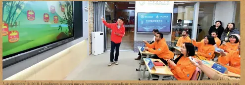  ??  ?? 3 de diciembre de 2018. Estudiante­s conocen nuevas herramient­as de aprendizaj­e tecnológic­amente innovadora­s en una clase de chino en Chengdu, capital de la provincia de Sichuan.