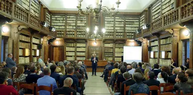  ??  ?? Libri Un’immagine della Biblioteca Capitolare di Piazza Duomo durante un evento pubblico con il suo prefetto, don Bruno Fasani