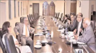  ?? ?? ISLAMABAD
Federal Minister for Finance and Revenue, Mr. Shaukat Tarin, held a meeting with Board of Directors of Zarai Taraqiati Bank Limited (ZTBL), led by the President Muhammad Shahbaz Jameel at the Finance Division. -APP