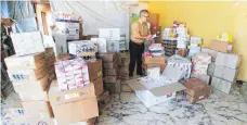  ??  ?? Medikament­e für rund 13 000 US-Dollar hat der Lindauer Adnan Wahhoud während seiner jüngsten Reise in Syrien gekauft und damit die Apotheken in den sieben von ihm aufgebaute­n Medical Points versorgt.
