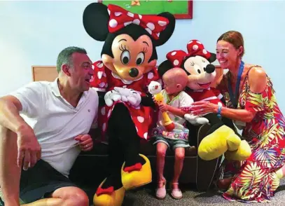  ?? MAKE-A-WISH ?? Los padres de Alexandra posan junto a su hija y Minnie Mouse, en el viaje gestionado por Make-A-Wish