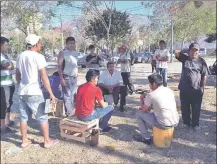  ??  ?? Los líderes de los indígenas apostados en la plaza dicen que quieren dialogar pero no responden cuándo lo harán.