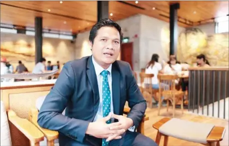  ?? KALI KOTOSKI ?? Starbucks Cambodia General Manager Por Lim speaks to at the company’s flagship branch in Phnom Penh.