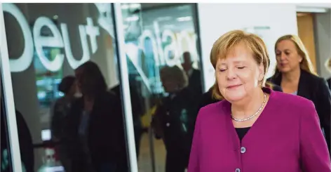 ?? FOTO: BERND VON JUTRCZENKA/DPA ?? Es war gestern kein leichter Gang für Angela Merkel. Auf dem Weg zum Rednerpult lächelte die Kanzlerin etwas verlegen und schloss kurz die Augen. Dann entschuldi­gte sie sich: Sie habe zu wenig bedacht, was die Menschen denken.