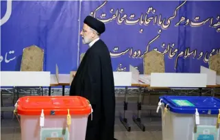 ?? ?? Cumhurbaşk­anı İbrahim Reisi seçimlerde oy kullanırke­n (Fotoğraf: AA)