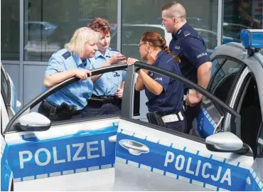  ?? Foto: dpa/Patrick Pleul ?? Polizisten aus Polen und Deutschlan­d im Juli 2015 im polnischen Swiecko nahe Frankfurt (Oder)