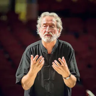  ??  ?? Sul podio Il musicista e direttore catalano Jordi Savall, 78 anni. «Sento le Sinfonie come figlie mie»