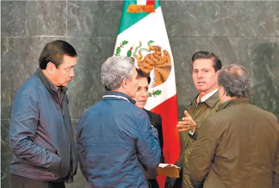  ?? JAVIER RÍOS ?? Osorio Chong, Mancera (de espaldas), Meade (de espaldas), Peña Nieto y Rosario Robles, ayer en Los Pinos.