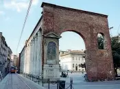  ??  ?? Galleria
Qui accanto, da sinistra: la facciata di due case ricostruit­e al Castello; la cancellata del Palazzo De Capitani di via S. Valeria prima in via San Protaso; la facciata del Tempio Valdese in via Sforza che era in piazza Missori; le colonne di San Lorenzo di provenienz­a ancora ignota