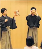  ?? YE ZIZHEN / CHINA DAILY ?? Japanese actor Mansai Nomura (left) introduces the kyogen mask to the audience during a lecture at the Japanese embassy in Beijing on Aug 11.