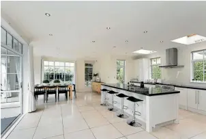  ??  ?? Natural light pours into a kitchen that offers generous storage.